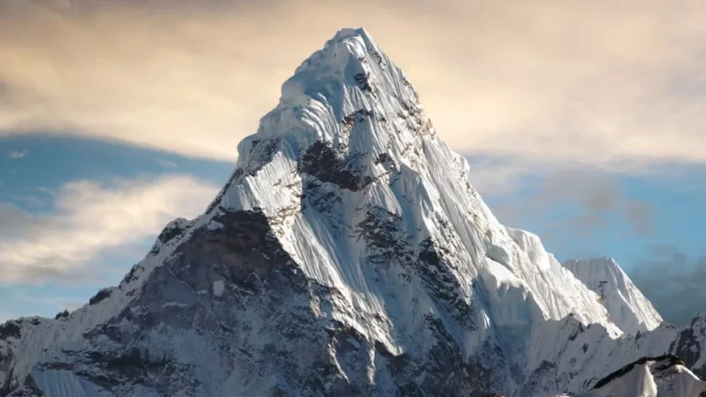 Everest Dağı Bulutların Üstünde İse Üzerinde Nasıl Kar Var