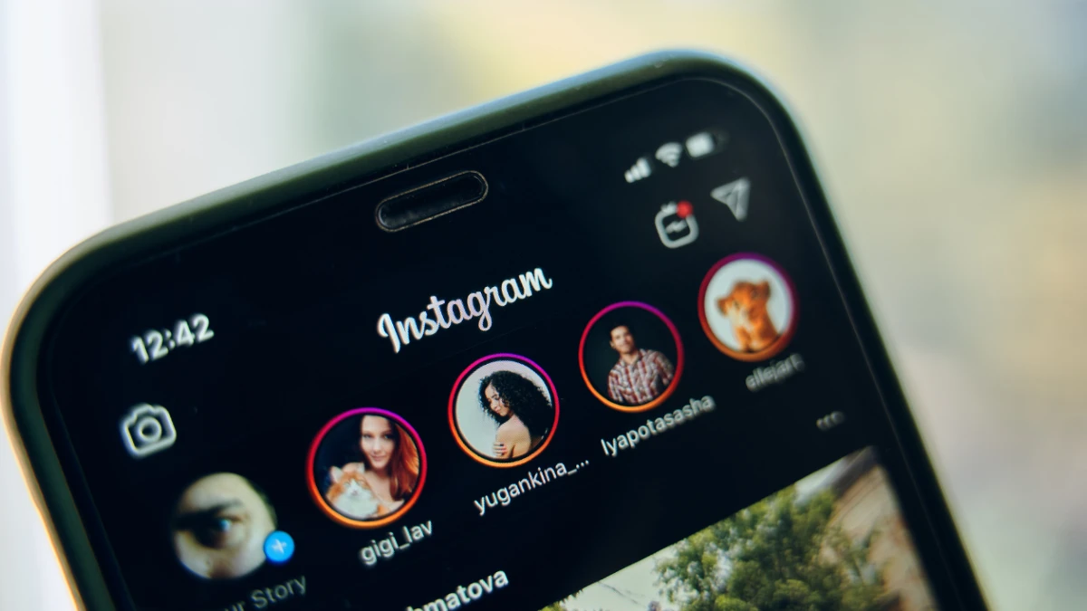 Instagram hikayesine gizlice bakmak