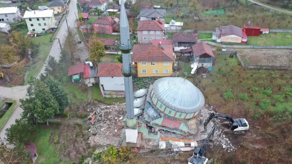 Sarıdere Köyü Camisi Yıkımına Başlandı